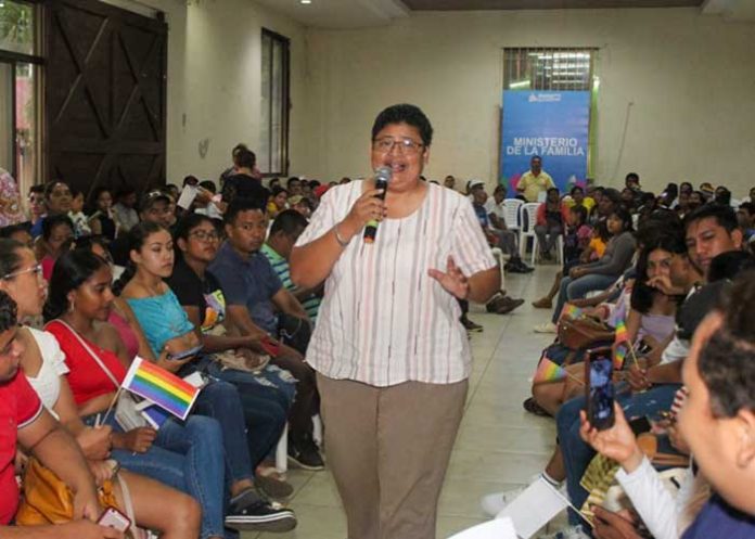 2 Familias de Chinandega reciben cartilla