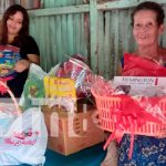 Mujer que vende mascarillas en las calles, es homenajeada por su hija menor Mujer que vende mascarillas en las calles, es homenajeada por su hija menor