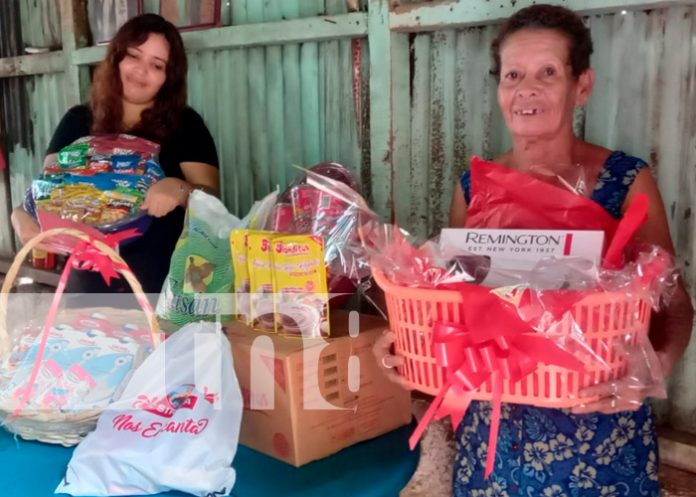 2 Mujer que vende mascarillas en las calles, es homenajeada por su hija menor