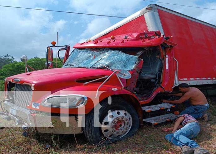 Camión se sale de la carretera por recalentamiento de los frenos.
