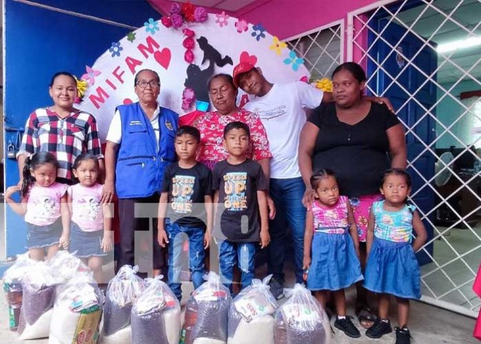 MIFAM entrega paquetes a madres con partos múltiples en Bilwi