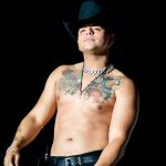 ¡Caballada! Eduin Caz se tira del escenario y lastima a una fan ¡Caballada! Eduin Caz se tira del escenario y lastima a una fan