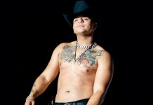 ¡Caballada! Eduin Caz se tira del escenario y lastima a una fan