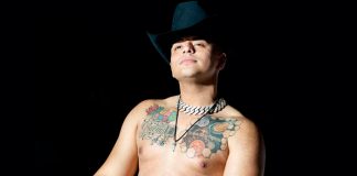 ¡Caballada! Eduin Caz se tira del escenario y lastima a una fan
