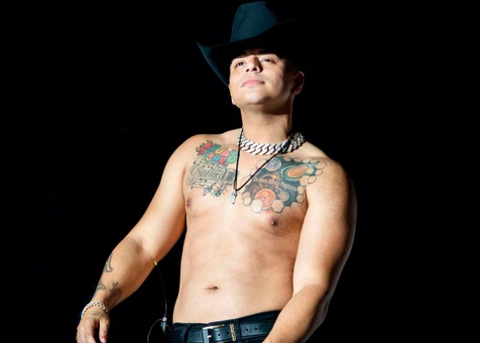 2 ¡Caballada! Eduin Caz se tira del escenario y lastima a una fan