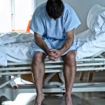 Cita sale mal porque al hombre le dio un fuerte dolor en los "huérfanos"