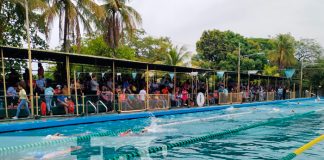 Alumnos de primaria participan en torneo de natación en Managua