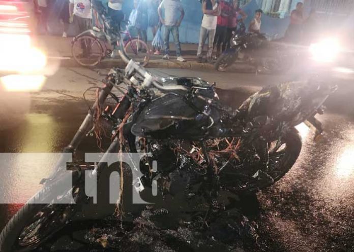 Moto se quema en su totalidad por desperfecto mecánico en Chinandega