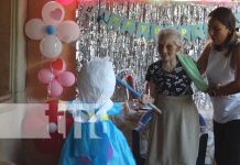 Nietas celebran día de las madres y más de un siglo de vida de su abuelita en Nandaime Foto: Nietas Celebran día de las madres y más de un siglo de vida de su abuelita en Nandaime / TN8