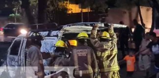 Microbús termina calcinado en los semáforos de la Colonia Miguel Gutiérrez, Managua