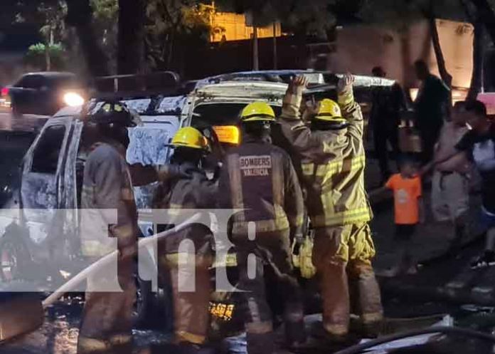 Microbús termina calcinado en los semáforos de la Colonia Miguel Gutiérrez, Managua