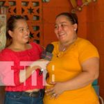 ¡Ni el sol, ni la lluvia la detiene! Entregan regalos a mujer que ha dado todo por sus hijas ¡Ni el sol, ni la lluvia la detiene! Entregan regalos a mujer que ha dado todo por sus hijas