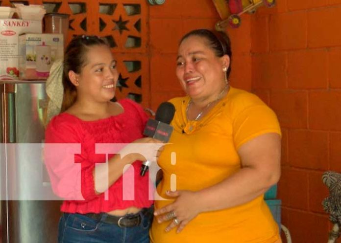 ¡Ni el sol, ni la lluvia la detiene! Entregan regalos a mujer que ha dado todo por sus hijas