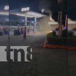 Vehículo toma fuego en una gasolinera de San Isidro Matagalpa Vehículo toma fuego en una gasolinera de San Isidro Matagalpa