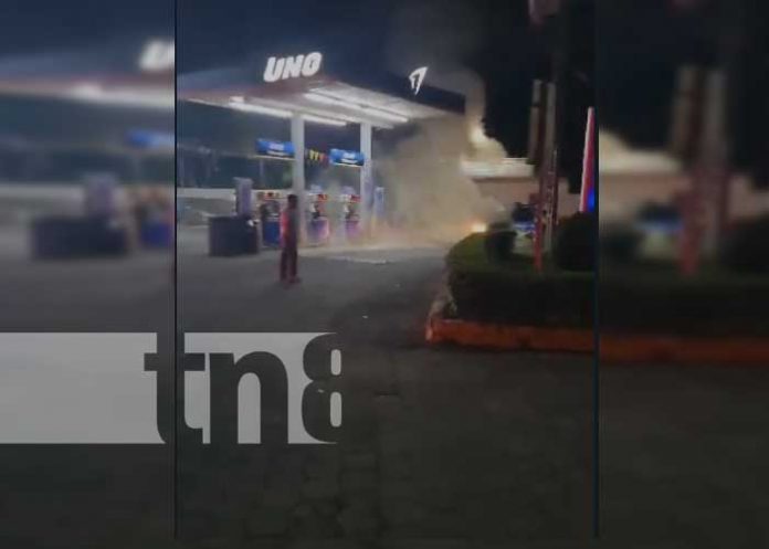 4 Vehículo toma fuego en una gasolinera de San Isidro Matagalpa