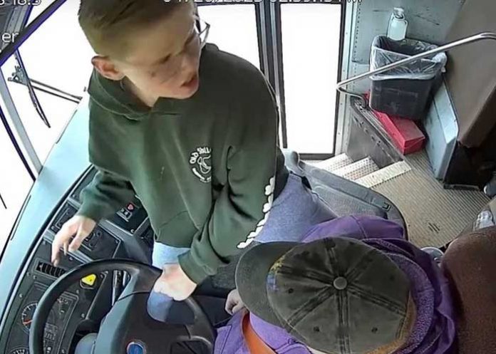 9 Logra frenar un autobús escolar con 60 pasajeros