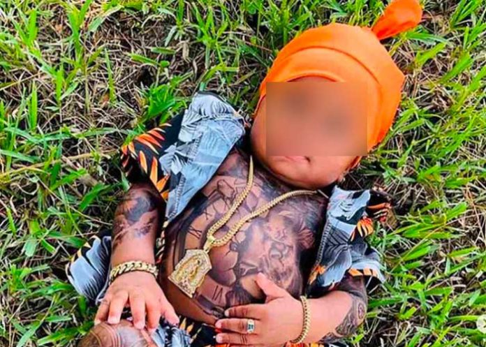 En Washington tatúa a su hijo desde los 6 meses 