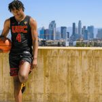 Bronny James firma en Universidad de California