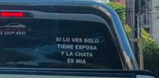 Insólito cartel de una camioneta se volvió viral