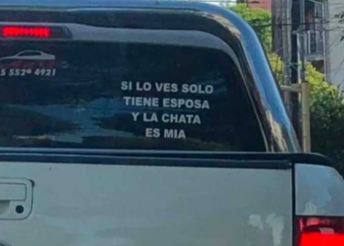 Insólito cartel de una camioneta se volvió viral