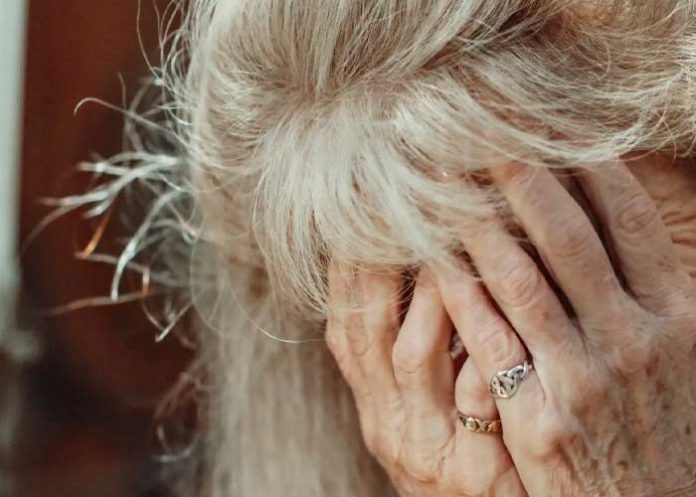 abualea Familia manda a abuelita a asilo el día de su cumpleaños