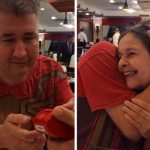 ¡Conmovedor! Joven autista invita a su madre a cenar con su primer salario Hombre con autismo invita a su madre a cenar