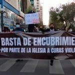 A «gritos partido» bolivianos exigen castigo contra sacerdotes violadores A "gritos partido" bolivianos exigen castigo contra sacerdotes violadores