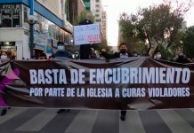 A «gritos partido» bolivianos exigen castigo contra sacerdotes violadores A "gritos partido" bolivianos exigen castigo contra sacerdotes violadores