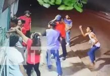 ¿Patada voladora? Tremendo pleito de «bolos» en Ciudad Sandino (VIDEO) Foto: Tremenda trifulca entre personas ebrias a las afueras de un bar en Ciudad Sandino / TN8