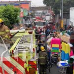 Emergencia en el Mercado Oriental: Incendio en negocio de calzado Foto: Bomberos trabajando en Ciudad Jardín, Managua / TN8