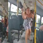 VIDEO: En pleno bus mujeres se les mete el «chucky» y se dan con paraguas y bastón Mujeres se dan con paragua y bastón
