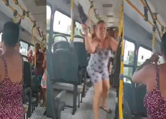 Mujeres se dan con paragua y bastón