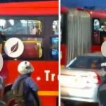 Desnudo y colgado de la ventana de un bus