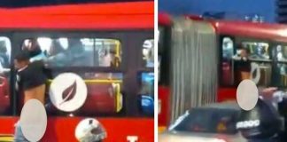 Desnudo y colgado de la ventana de un bus