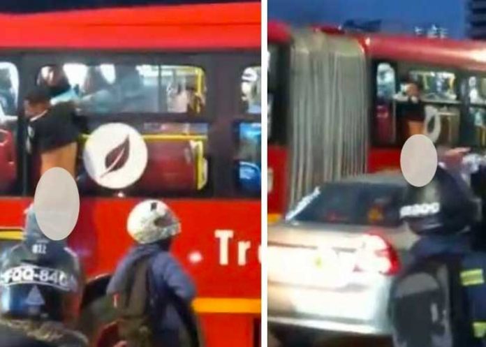 bus3 Desnudo y colgado de la ventana de un bus