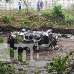 ¿Y el conductor? Corrientes arrastran camioneta en sector de Veracruz (VIDEO) Foto: Corrientes arrastran camioneta en el sector de Veracruz, en Managua / TN8