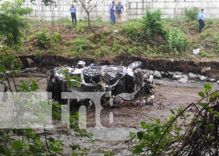 Foto: Corrientes arrastran camioneta en el sector de Veracruz, en Managua / TN8
