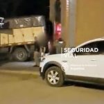 Conductor malhumorado estrelló su camión contra bar