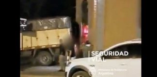 Conductor malhumorado estrelló su camión contra bar