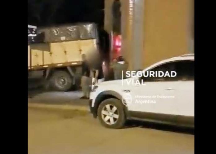 Conductor malhumorado estrelló su camión contra bar