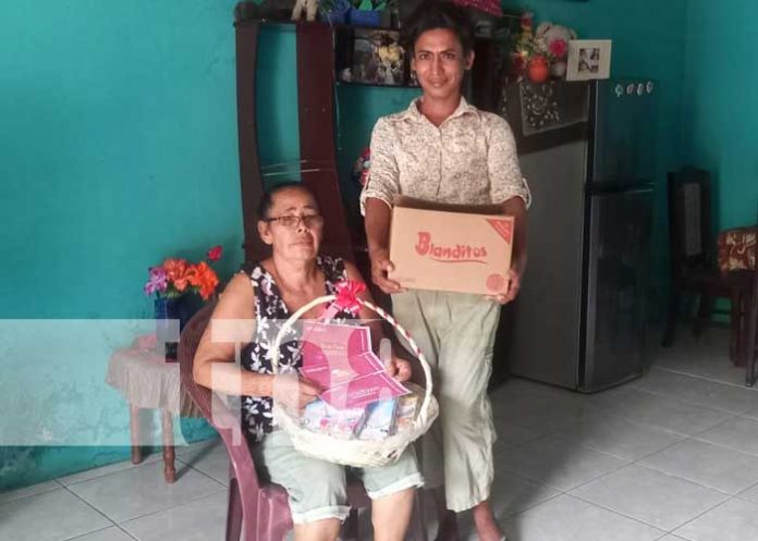 Foto: Madre ganadora con Crónica TN8