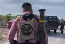 ¡Hasta con lanzacohetes! Captan a presunto sicario del Cártel del Golfo (VIDEO) Foto: Presunto miembro de Cártel en México con lanzacohetes