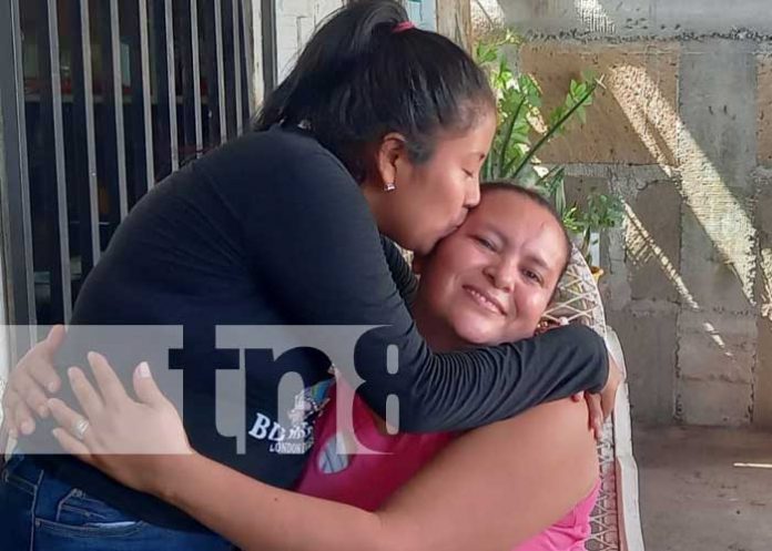 Foto: Madrecita premiada por Crónica TN8