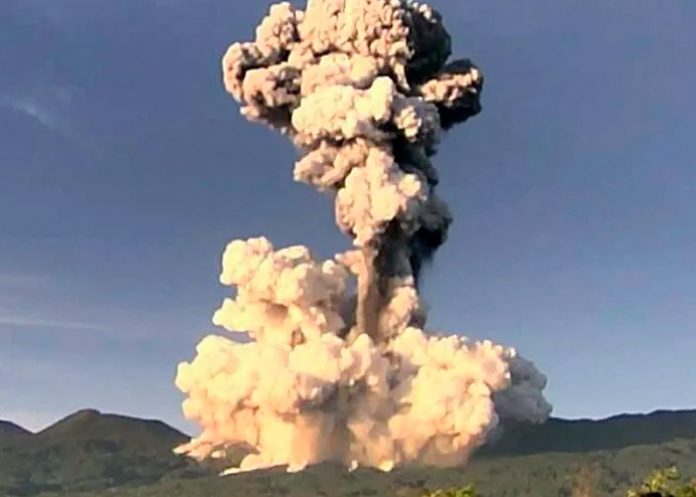 Potente erupción del volcán Rincón de la Vieja deja 'pálidos y chirizos' a Ticos