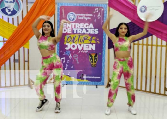 Foto: Entrega de trajes de danza para estudios en Nicaragua / TN8