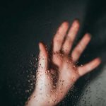 «De los cachos no se salva nadie» Hombre infiel es descubierto por su esposa Descubre a su infiel esposo gracias al vapor de la ducha