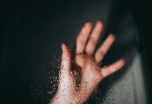Descubre a su infiel esposo gracias al vapor de la ducha
