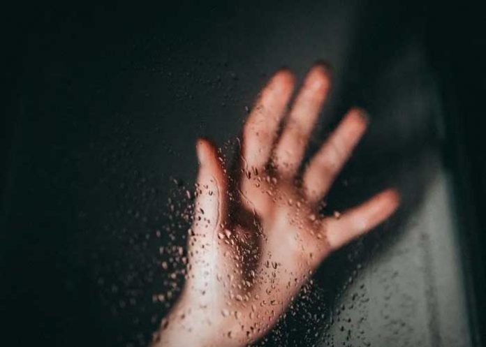 Descubre a su infiel esposo gracias al vapor de la ducha