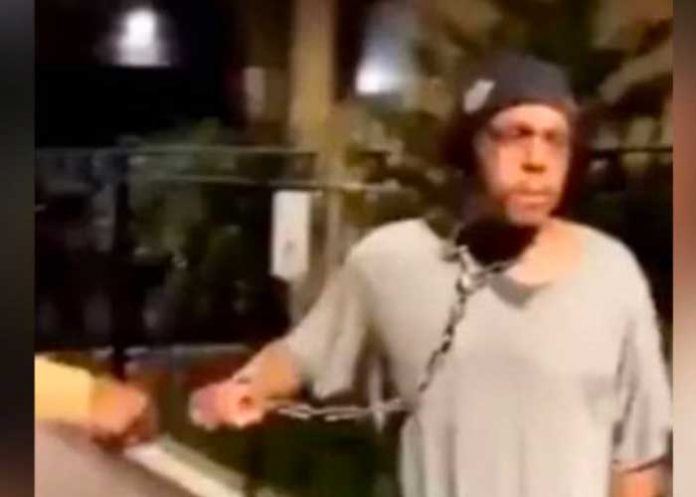 Hombre encadenado y golpeado por maltratar a perro