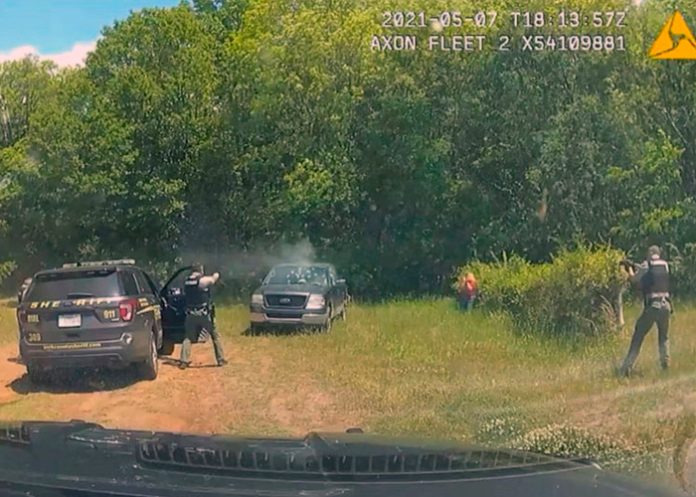 eeuu1 ¡Bestialidad policial! Le pegan 50 'plomazos' a hombre con crisis mental en EE.UU